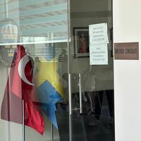 Bij een schietpartij op het Zweedse consulaat in İzmir raakt een gewond