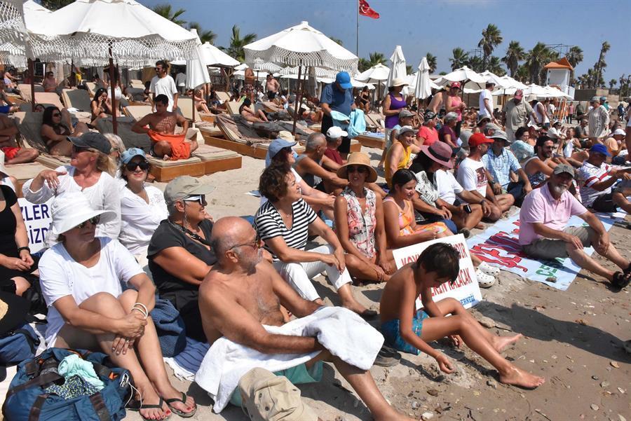 Activisten lanceren 'Handdoekprotest' om openbare stranden terug te winnen
