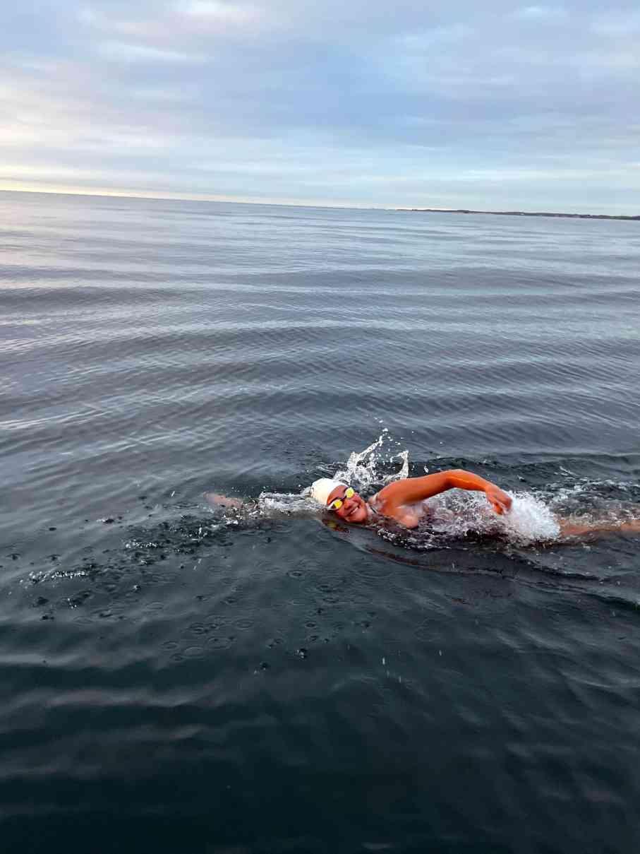 Atleet wordt de eerste Turkse vrouw die het Noordkanaal overzwemt