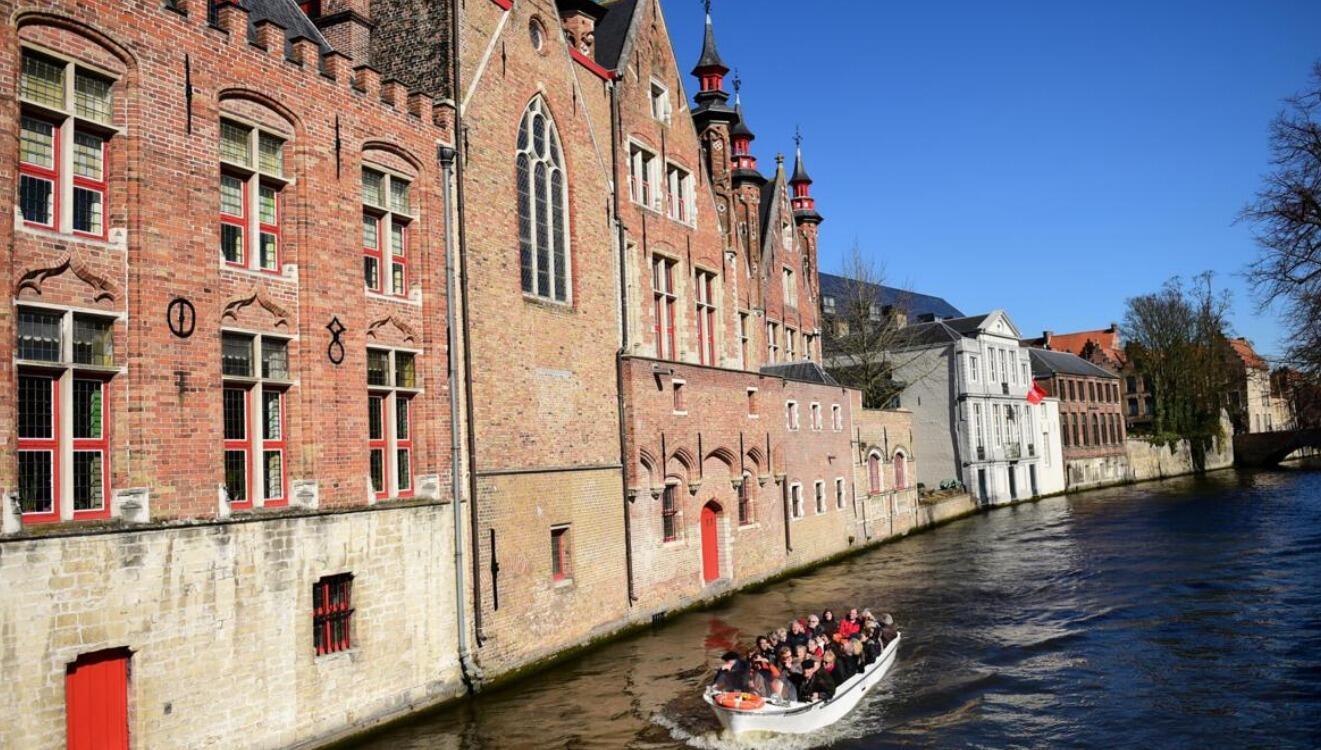 De Belgische kanaalstad Brugge bereikt de rode lijn met toeristenmassa's