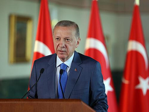 Erdoğan belooft alle slachtoffers van de aardbeving in containers te onderbrengen