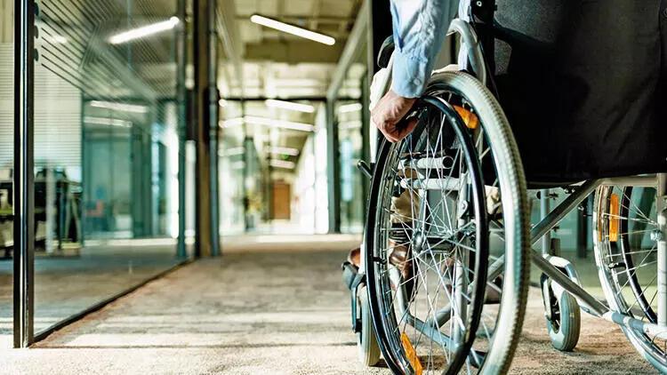 Regelgevende instantie voor verzekeringen roept op tot maatregelen om gehandicapten te helpen