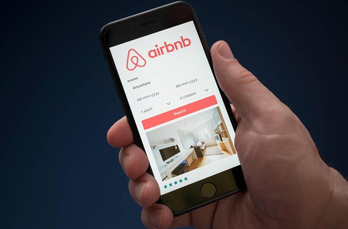 Autoriteiten piekeren over nieuwe regels voor Airbnb-verhuur