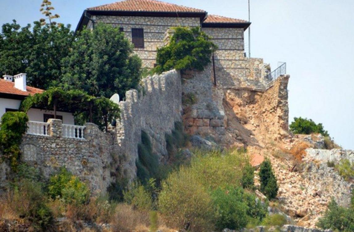 Beslissing over vermeende schade aan historische muren leidt tot controverse