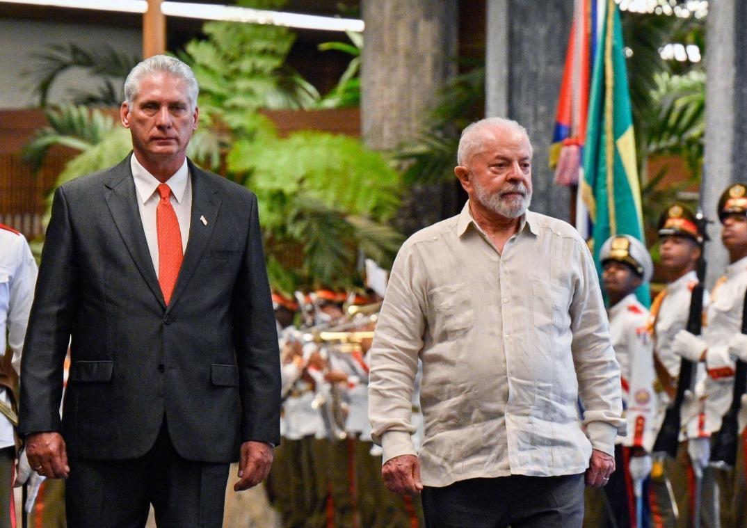 De Braziliaanse leider Lula heeft tijdens de top in Havana de banden met Cuba weer aangewakkerd
