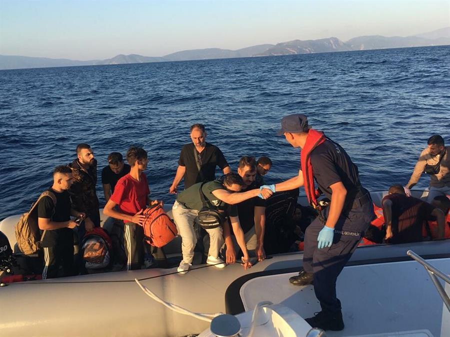De Turkse autoriteiten redden 64 illegale migranten aan de Egeïsche kust