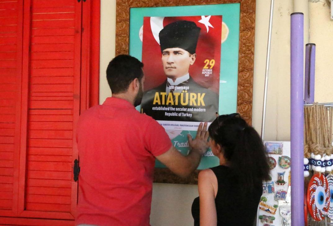 De cover van Atatürk van het Franse tijdschrift inspireert hoteliers in Antalya