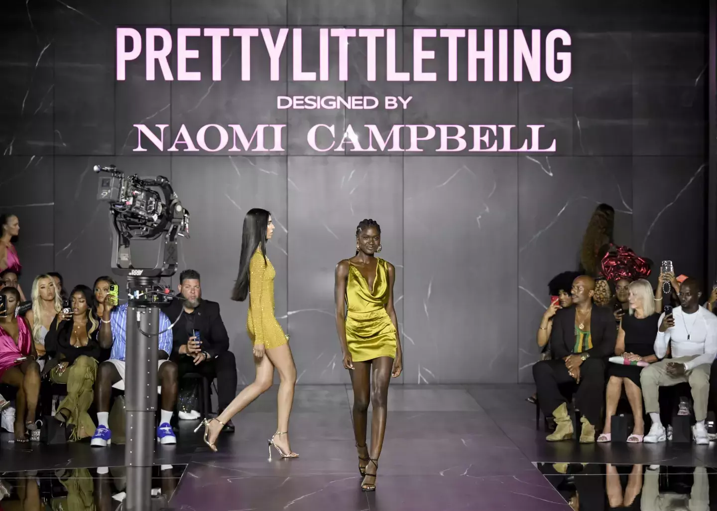 Naomi Campbell schittert op de catwalk in een nieuwe mode-samenwerking