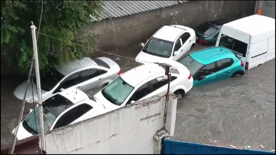 Plotselinge overstromingen teisteren Istanbul