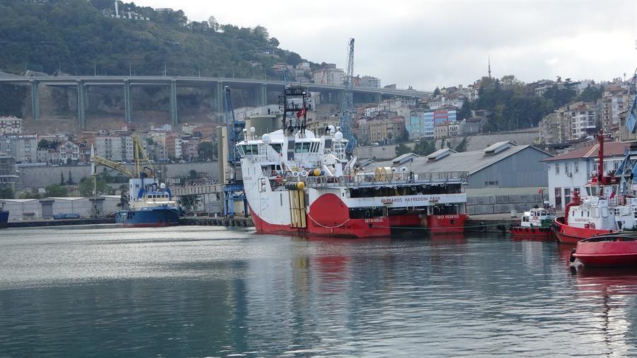 Seismisch onderzoeksschip meert aan in Trabzon voor onderhoud