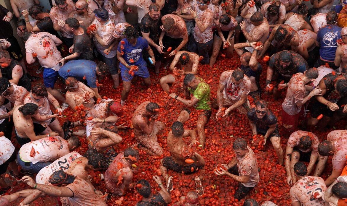 Straten overspoeld met rode pulp tijdens het Spaanse Tomatina-feest