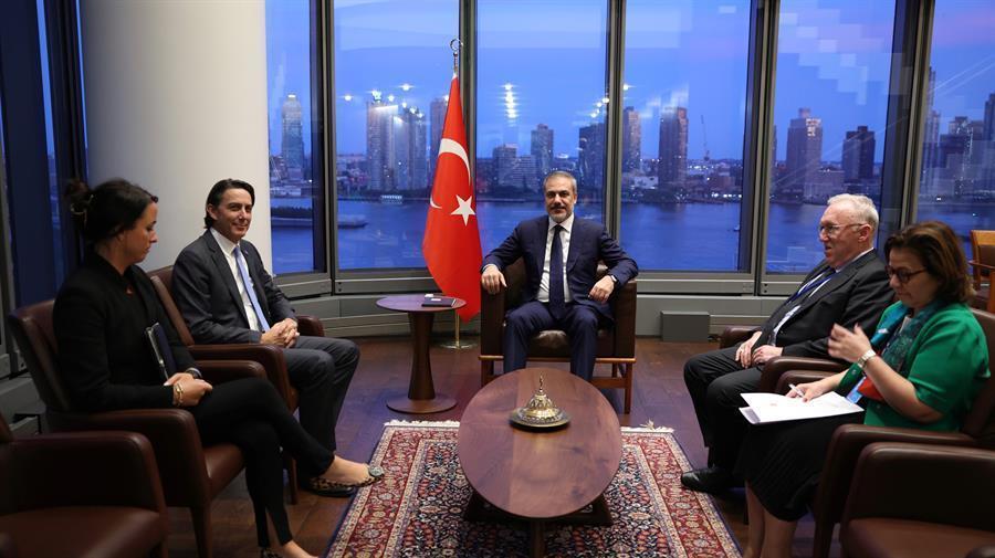 Turkse FM houdt intense diplomatieke bijeenkomsten in de VS