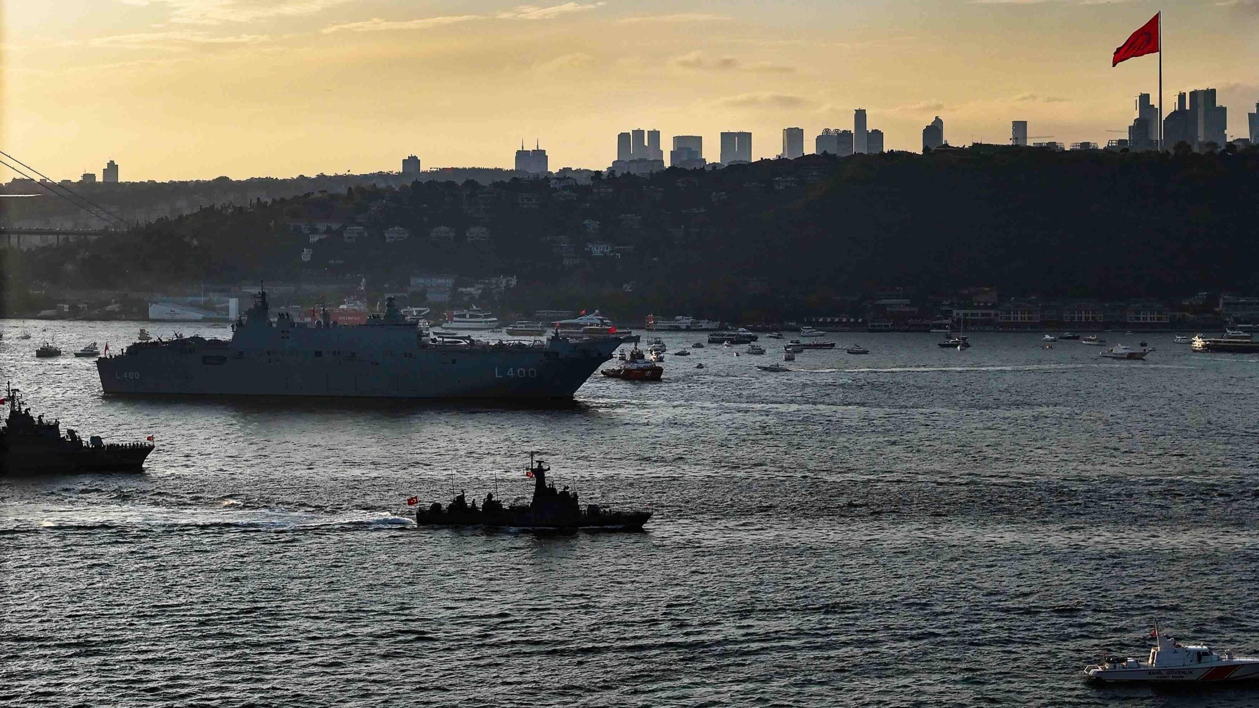 100 oorlogsschepen voeren een historische parade uit ter gelegenheid van het honderdjarig bestaan ​​van Türkiye