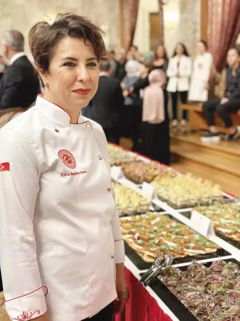 Gerenommeerde Turkse chef-kok bereidt speciaal menu voor het parlement