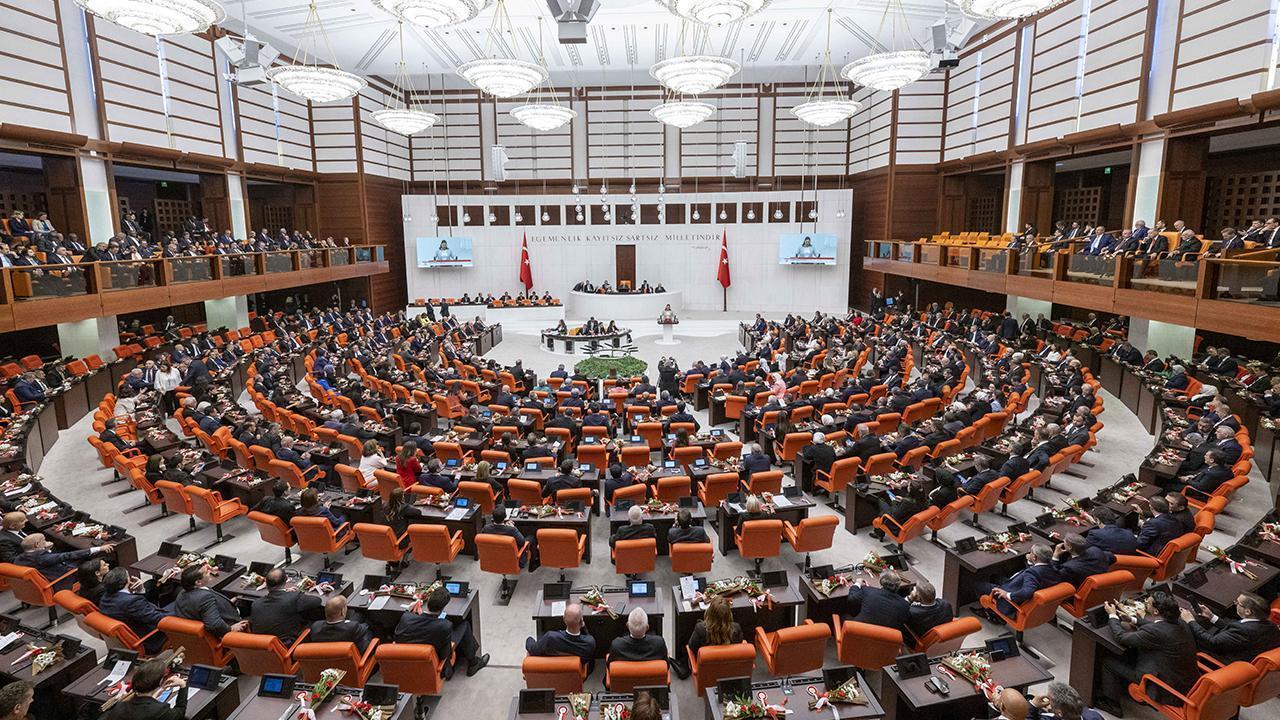 Het parlement stemt voor een wijziging van de samenstelling van de mediawaakhond