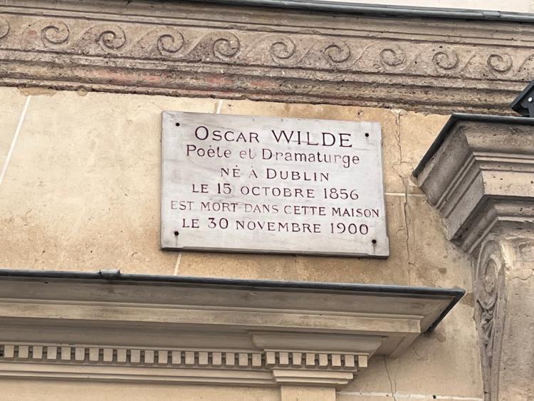 Kunstenaars brengen hulde aan Oscar Wilde in het hotel in Parijs waar hij stierf