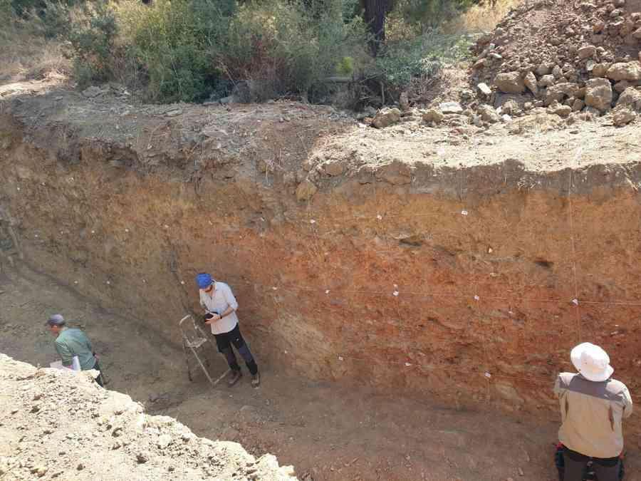 Onderzoekers graven een geul nabij de actieve breuklijn in İzmir