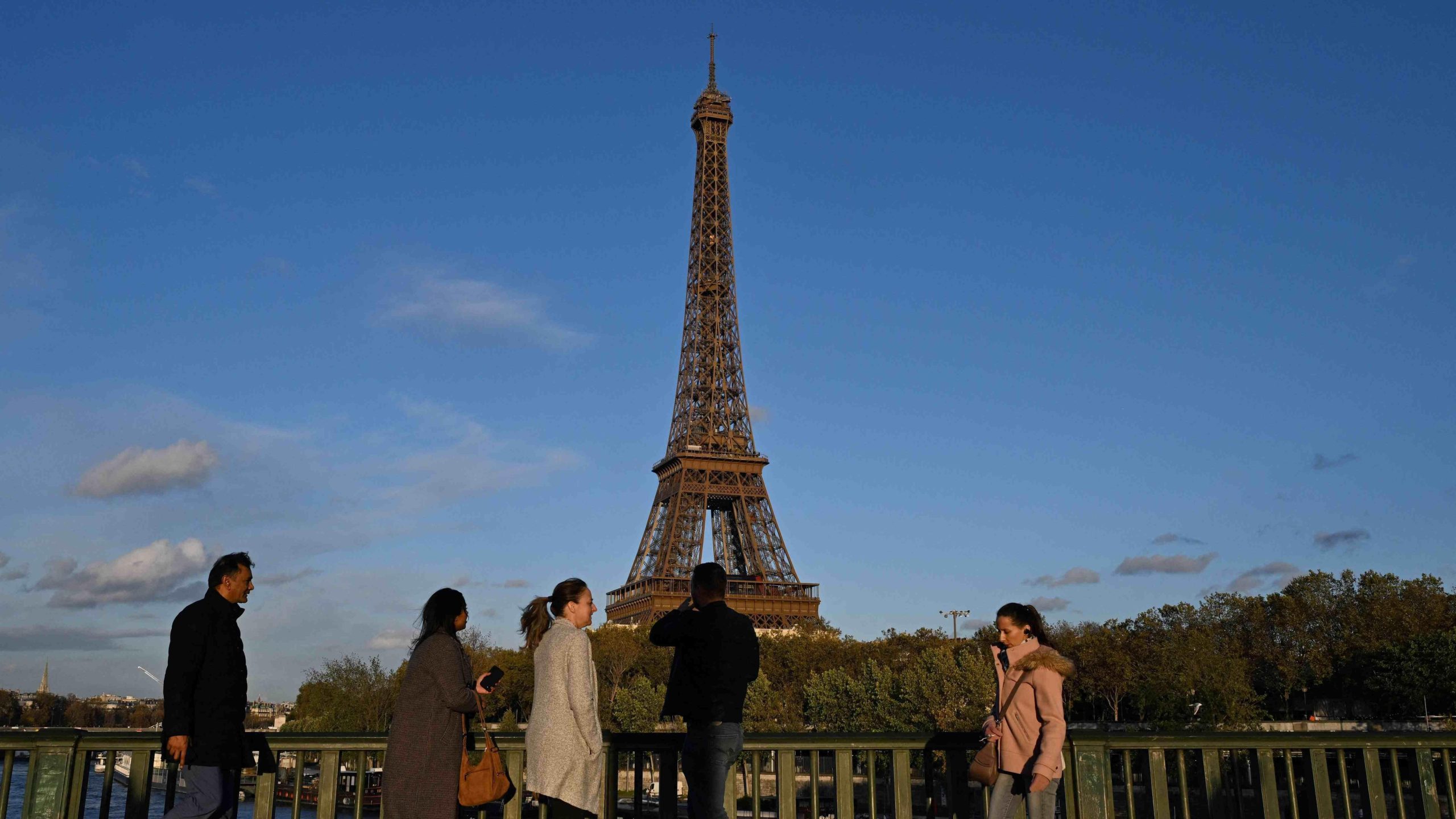 Het zakendistrict van Parijs kijkt naar studenten om werknemers te vervangen