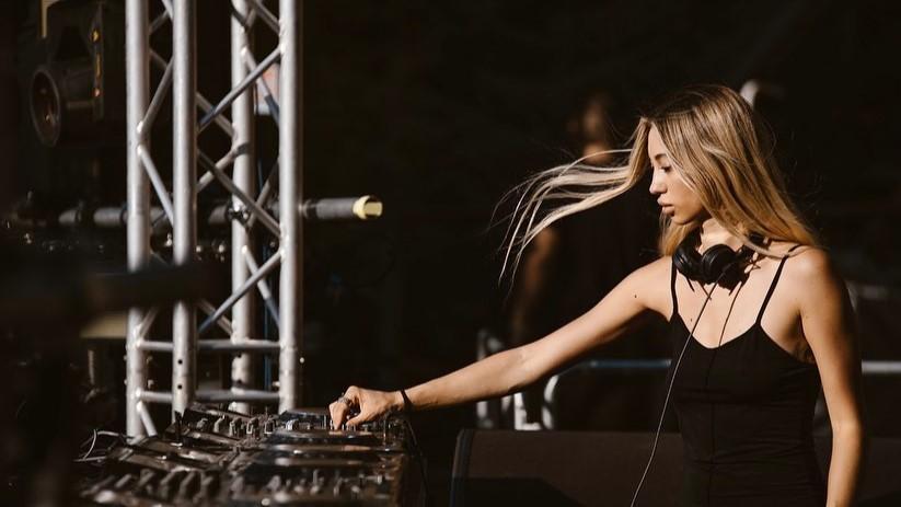 KUNSTEN &  LIFE DJ SUMIA brengt nieuwe single uit De Turkse DJ en producer van Slowaakse afkomst SUMIA (Su Sargın), die succes boekte met haar recente nummer ‘Space Collision’, dat steeg naar de 64e plaats in de top 100-ranglijst op het Beatport-platform, maakte de releasedatum bekend van haar nieuwe single.  ‘Childrens Techno’ verschijnt op 22 december en dezelfde dag zal ze een concert geven in Ankara.