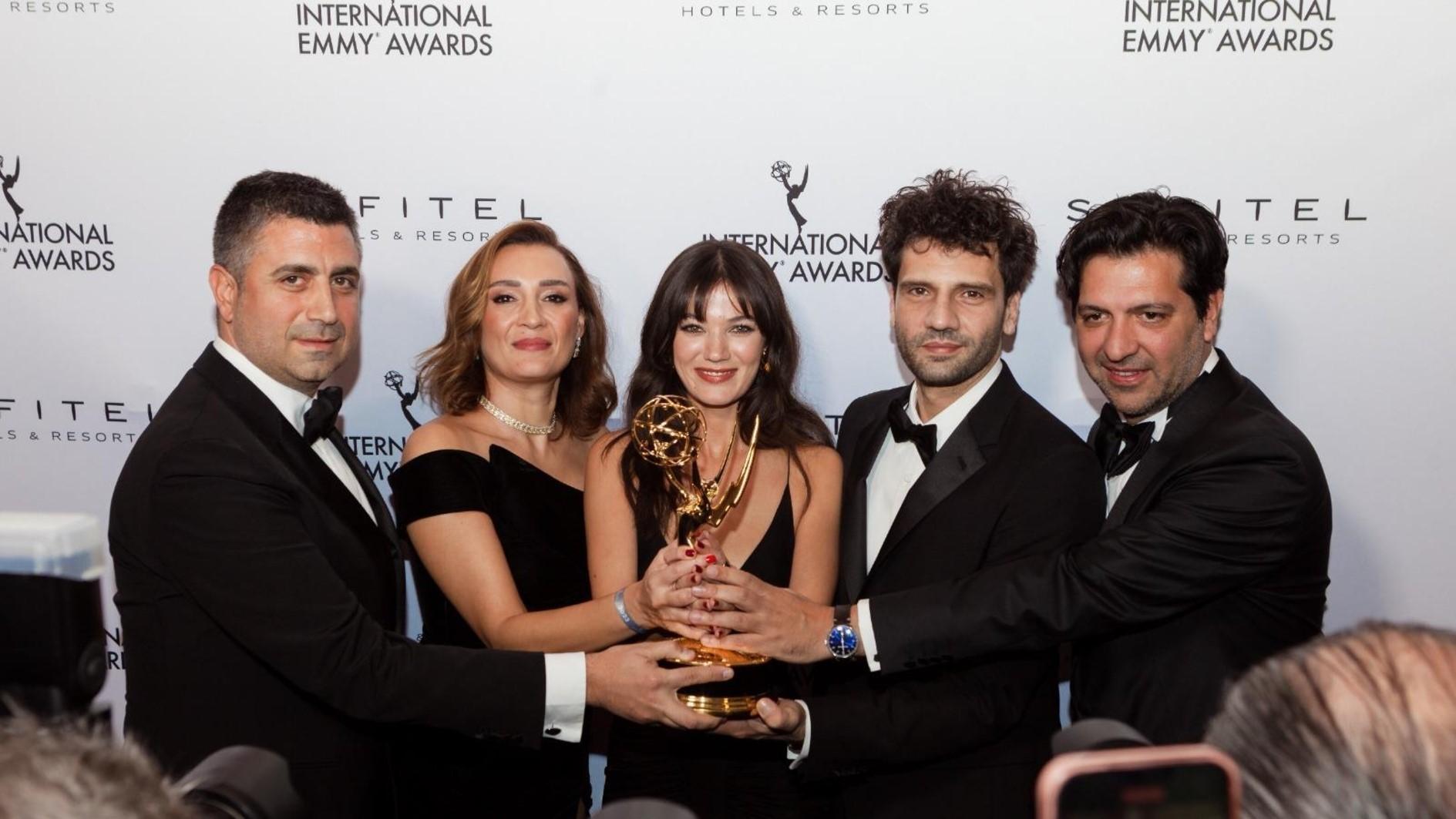 KUNSTEN &  LIFE Turkse serie wint Emmy Award De Turkse tv-serie “Yargı” (Familiebanden) heeft de Best Telenovela Award gewonnen tijdens de 51e International Emmy Awards in New York.  De serie, geproduceerd door Ay Yapım, is een van de Turkse drama’s die zowel in Turkije als in het buitenland wordt geprezen.