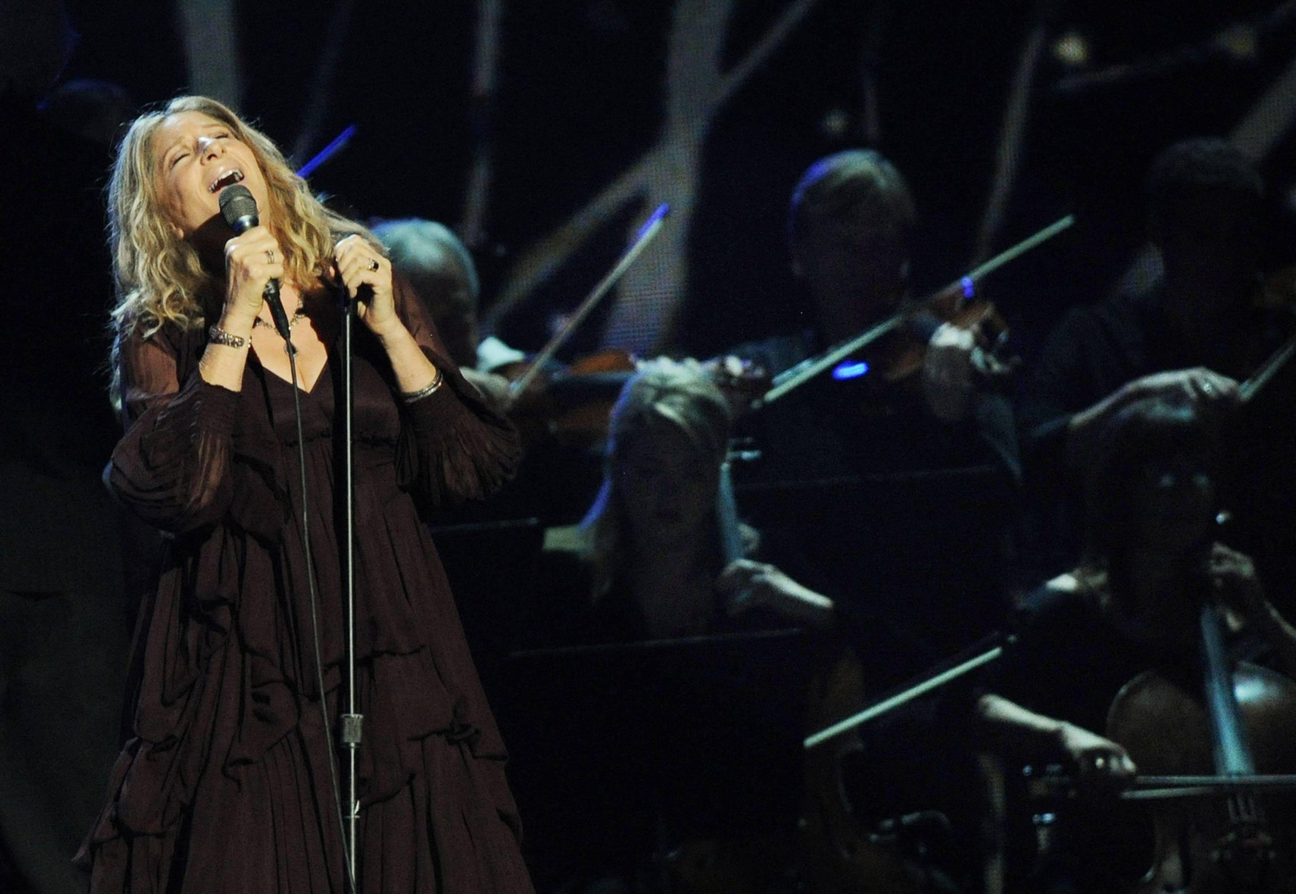 Streisands nieuwe memoires zeggen dat ze nog steeds gekwetst is door beledigingen vanwege hun uiterlijk