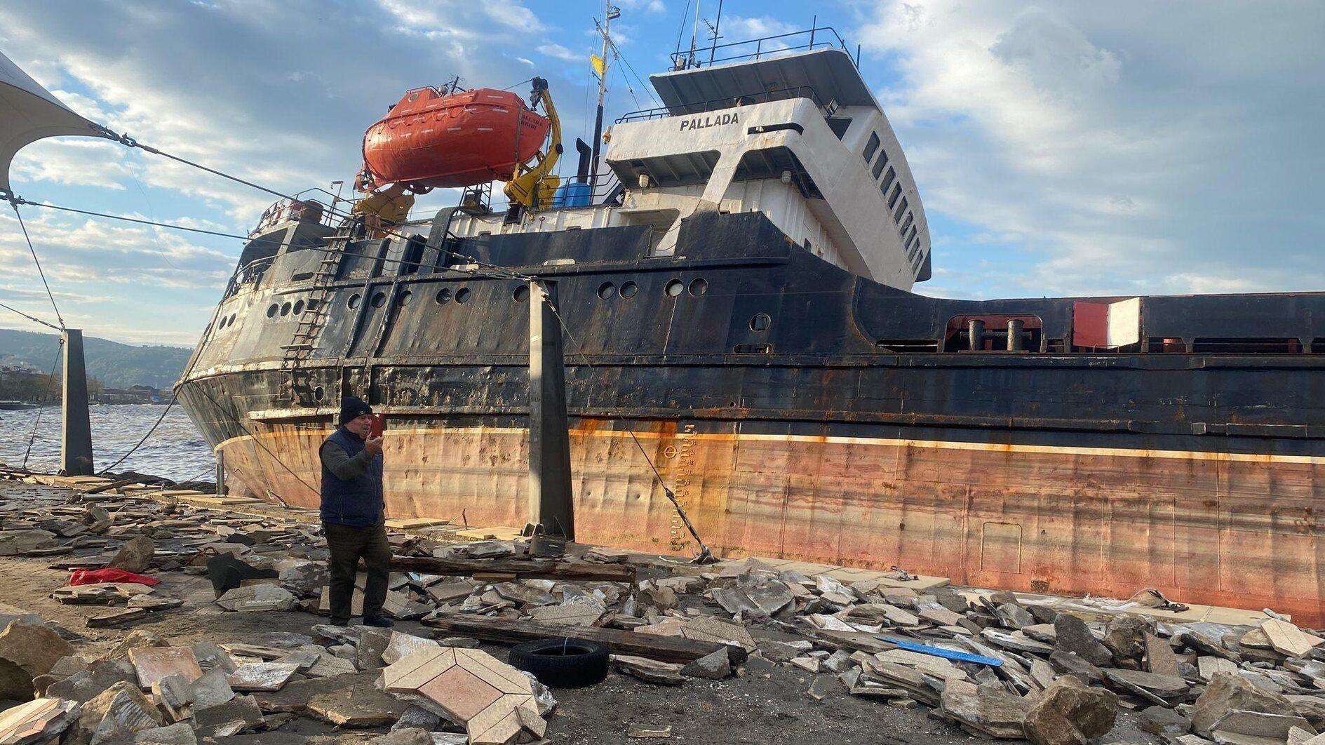 Vrachtschip zinkt in de Zwarte Zee terwijl stormen grote schade aanrichten