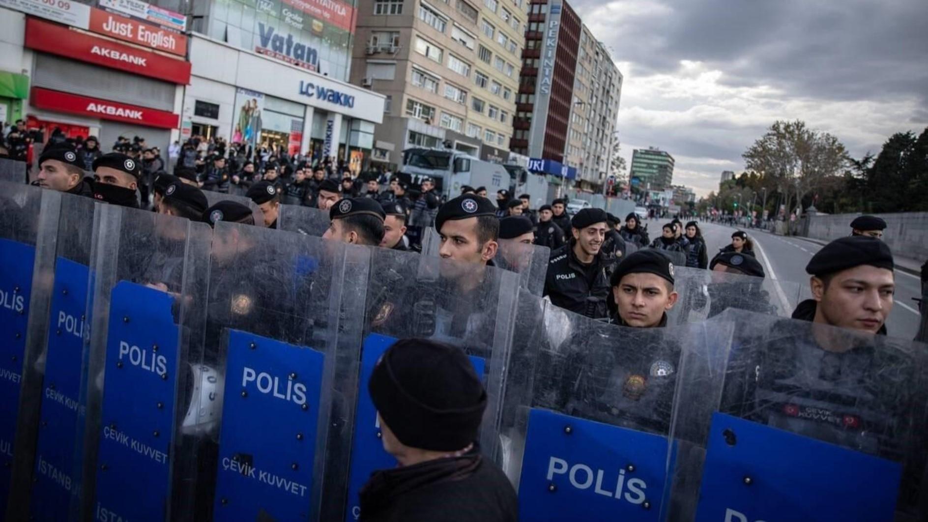 445 politieagenten geschorst vanwege FETÖ-links, onthult de minister
