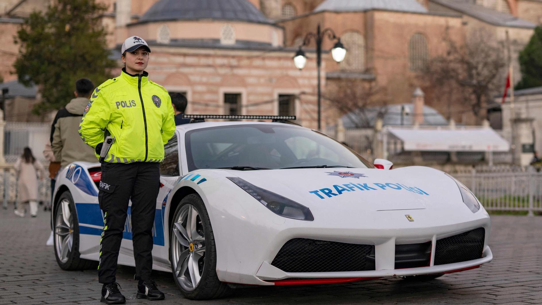 In beslag genomen luxe voertuigen starten politiepatrouille in Istanbul