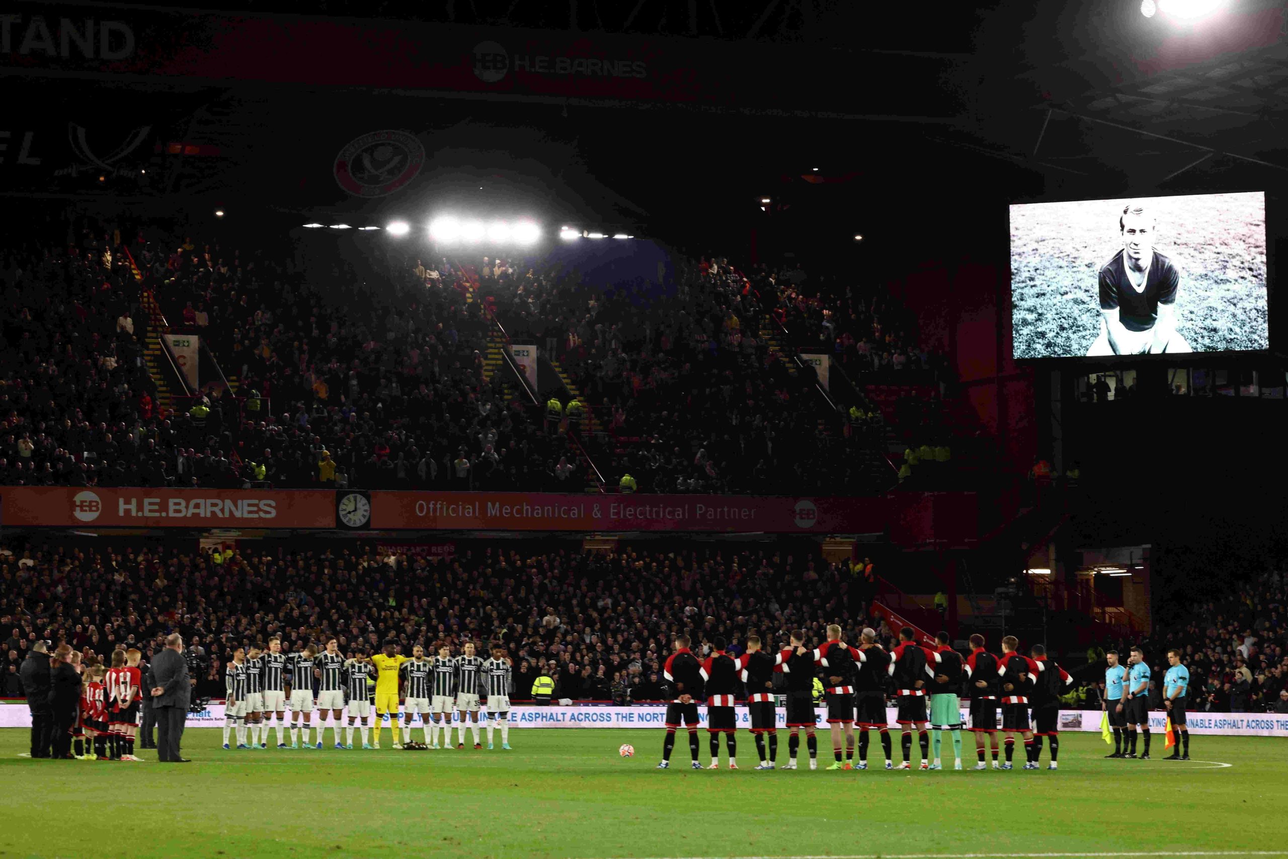 Man Utd neemt met winst afscheid van Bobby Charlton