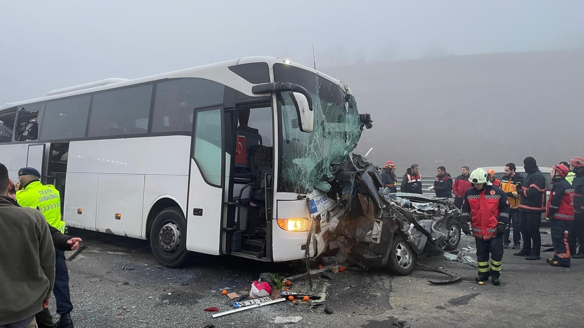 Minstens 10 doden en 59 gewonden bij verkeersongeval in Sakarya