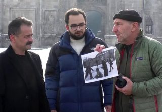 TÜRKIYE Franse man keert terug naar Türkiye om kinderen op zijn foto’s te vinden Een Franse antropoloog is teruggekeerd naar Türkiye om de kinderen te lokaliseren die hij 43 jaar geleden op foto’s heeft vastgelegd.