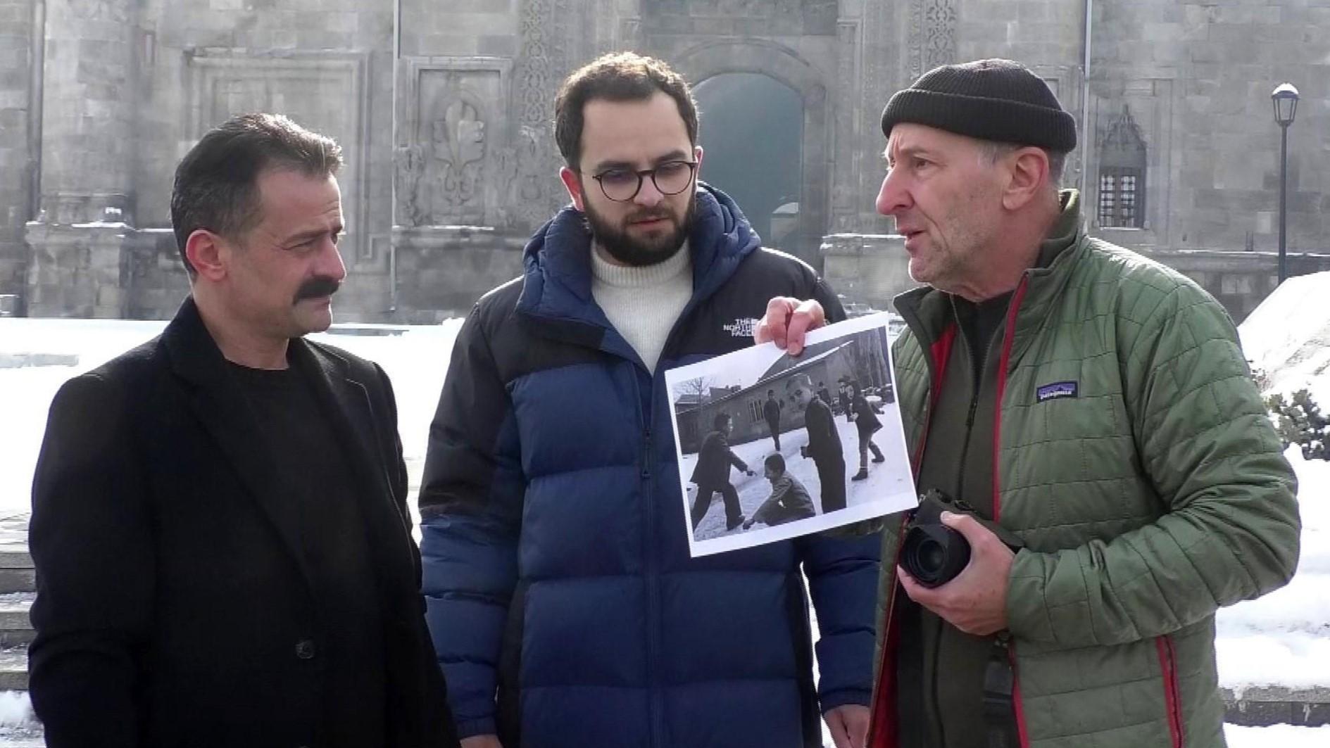 TÜRKIYE Franse man keert terug naar Türkiye om kinderen op zijn foto’s te vinden Een Franse antropoloog is teruggekeerd naar Türkiye om de kinderen te lokaliseren die hij 43 jaar geleden op foto’s heeft vastgelegd.