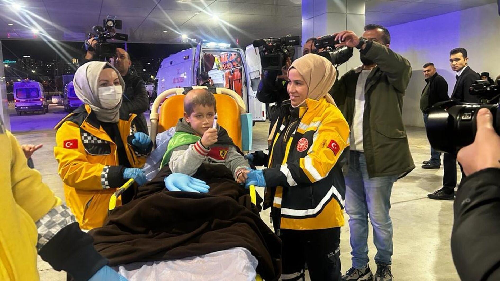 TÜRKIYE Nog 23 Gazaanse patiënten overgebracht naar Türkiye voor behandeling De vierde groep van 23 patiënten en 21 metgezellen die vanuit Gaza zijn overgebracht, is in Ankara aangekomen voor hun behandelingen, zo heeft minister van Volksgezondheid Fahrettin Koca aangekondigd.