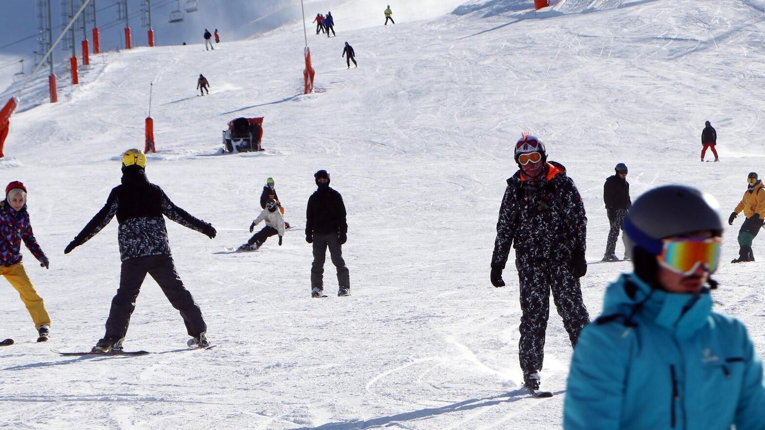 TÜRKIYE Skiseizoen begint in het oosten van het land Het skiseizoen is begonnen in Palandöken en Konaklı in de oostelijke provincie Erzurum, een van de favoriete bestemmingen voor wintertoerisme.