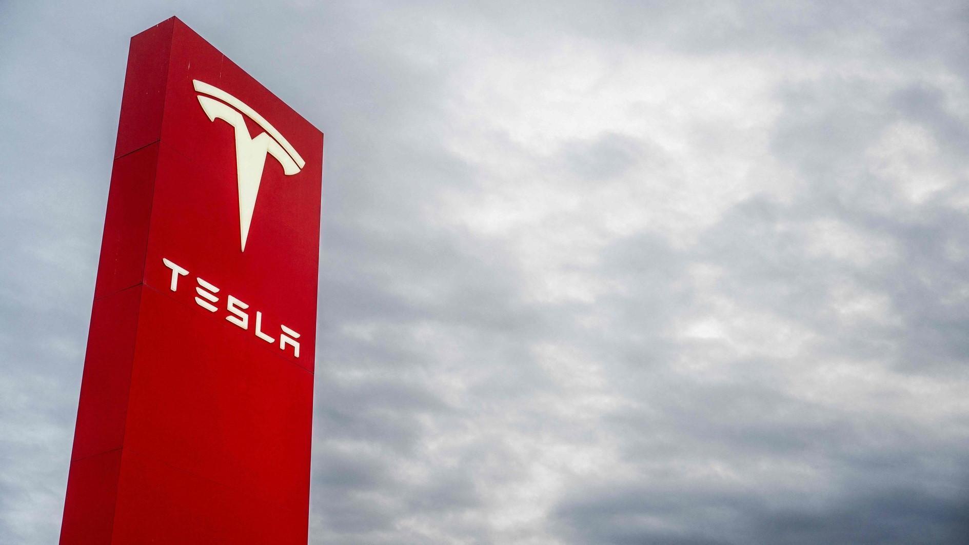 Tesla roept bijna alle voertuigen terug die in de VS worden verkocht om een ​​systeem te repareren dat bestuurders controleert met behulp van de automatische piloot