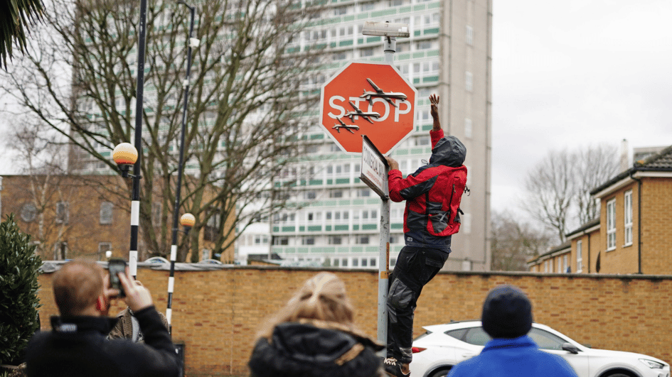 Twee mannen gaan er vandoor met nieuwe London Banksy-installatie