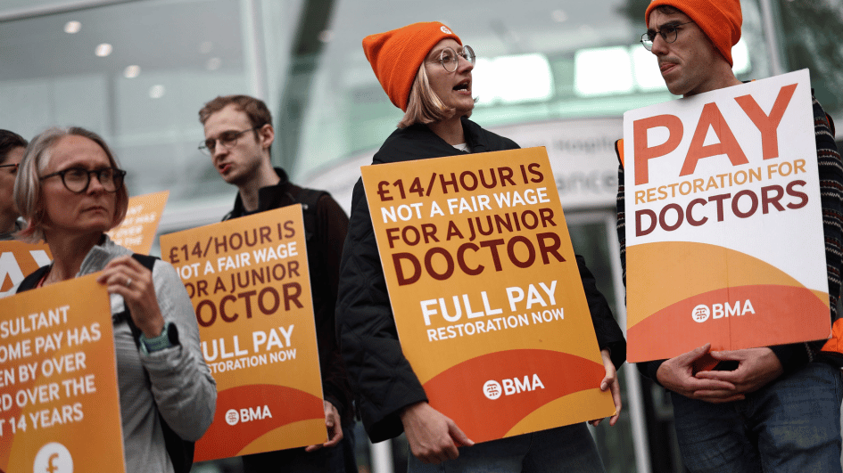 Ziekenhuisartsen in Engeland beginnen nieuwe staking over loon