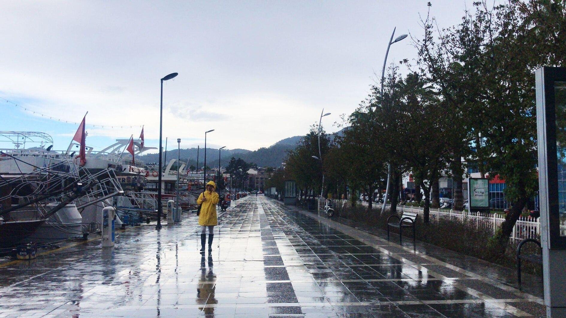 Zware regenval en storm houden Türkiye in zijn greep