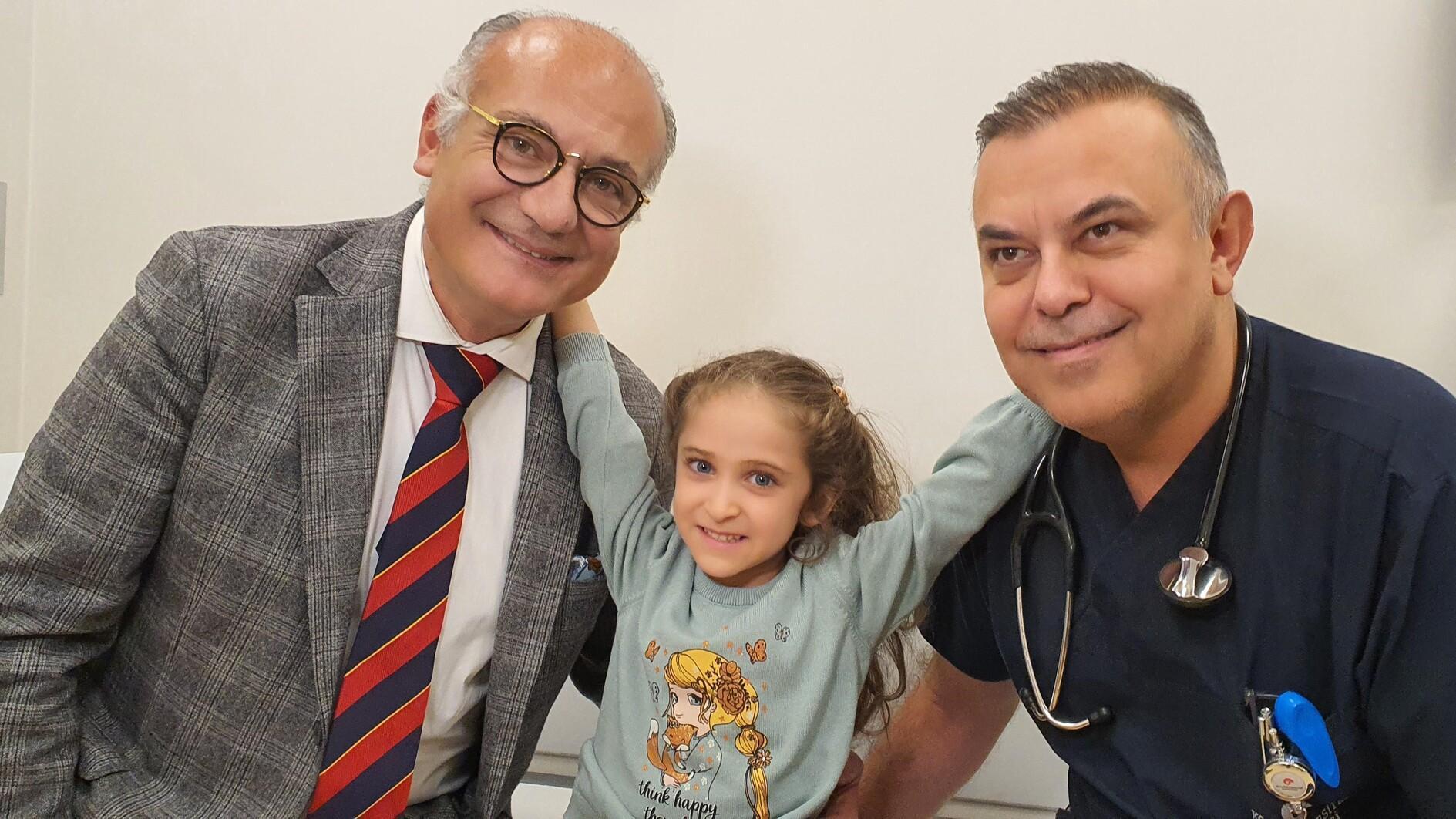 Artsen voeren baanbrekende hartoperatie uit bij jong meisje