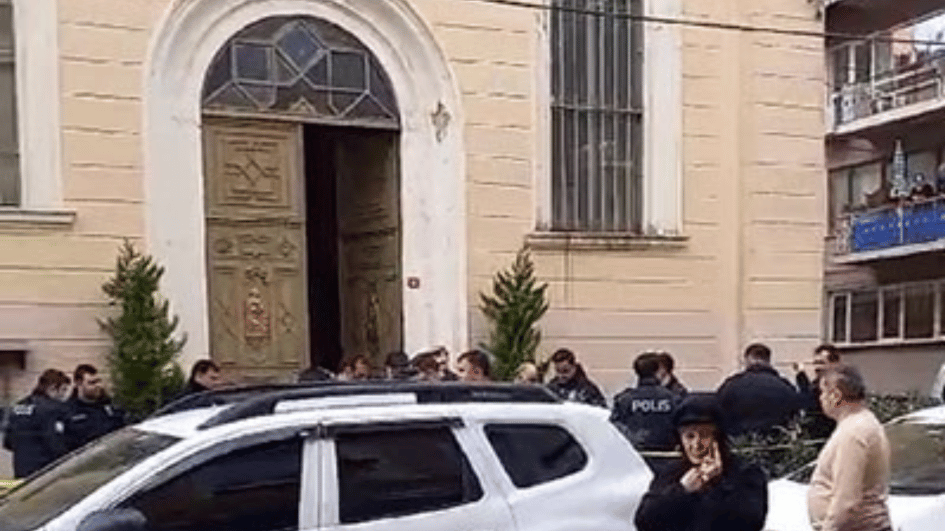 Bij een gewapende aanval op de Santa Maria-kerk in Istanboel komt één persoon om het leven