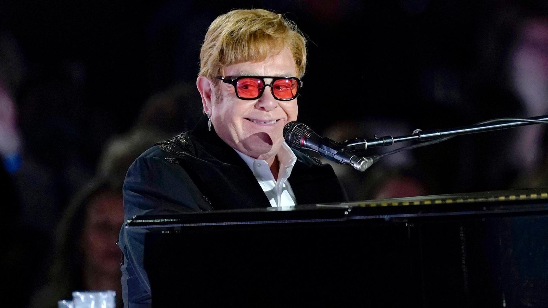 Boots, Banksy, piano: Elton John stelt items ter veiling