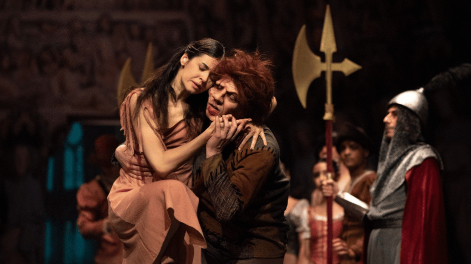 De Klokkenluider van de Notre Dame op het podium van Izmir