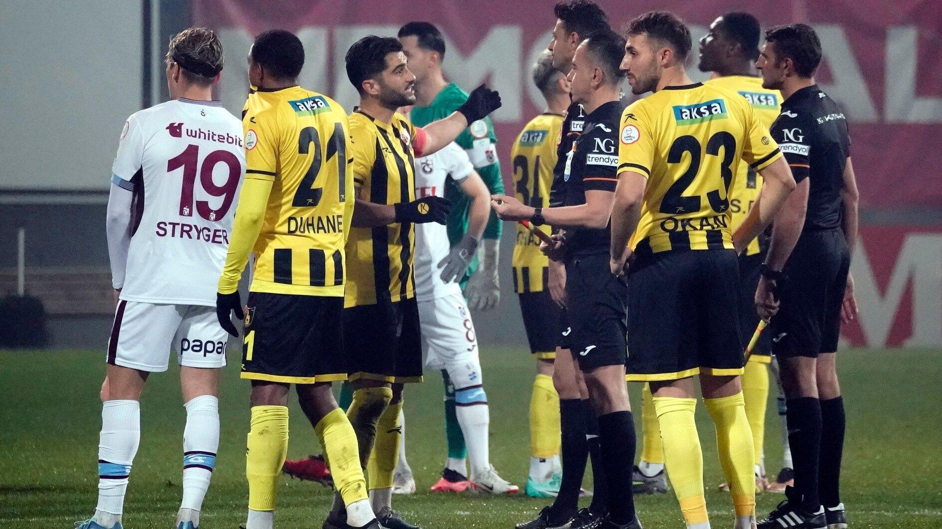 De club uit de Süper Lig loopt het veld af uit protest tegen de scheidsrechter