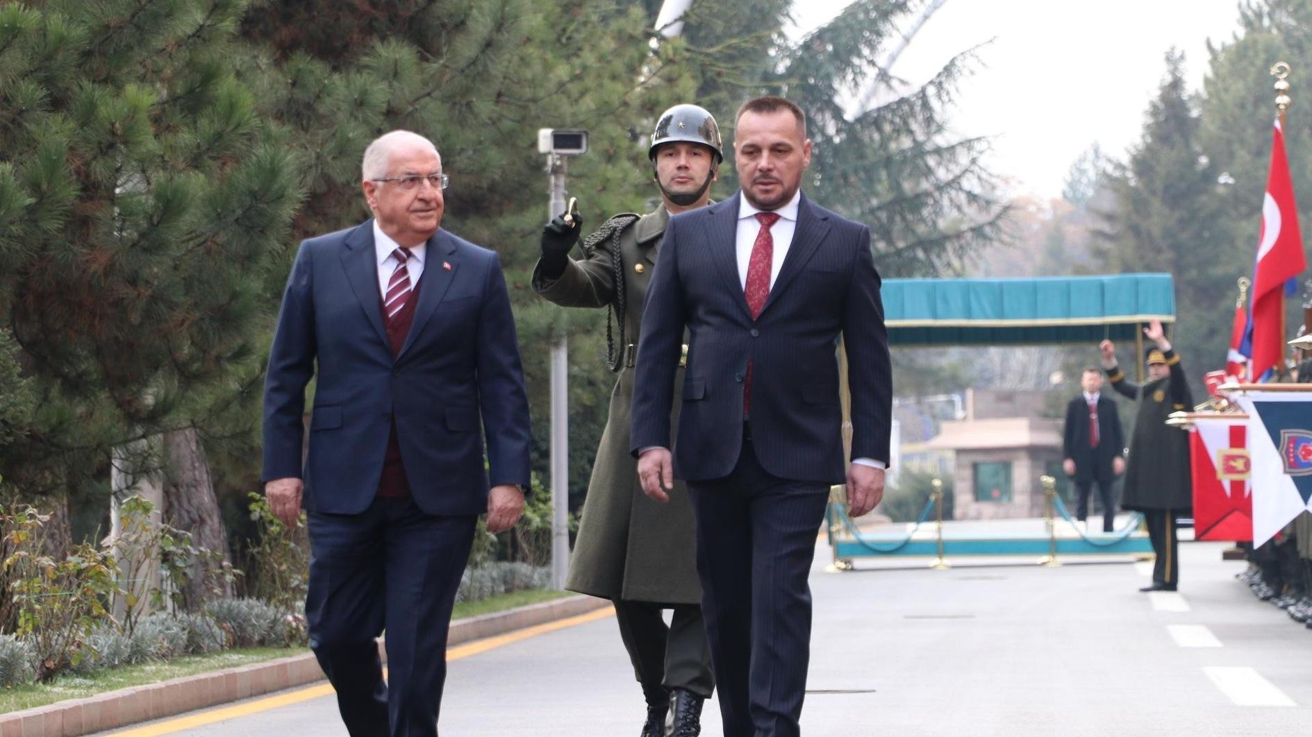 De minister van Defensie ontvangt een Kosovaarse collega in Ankara