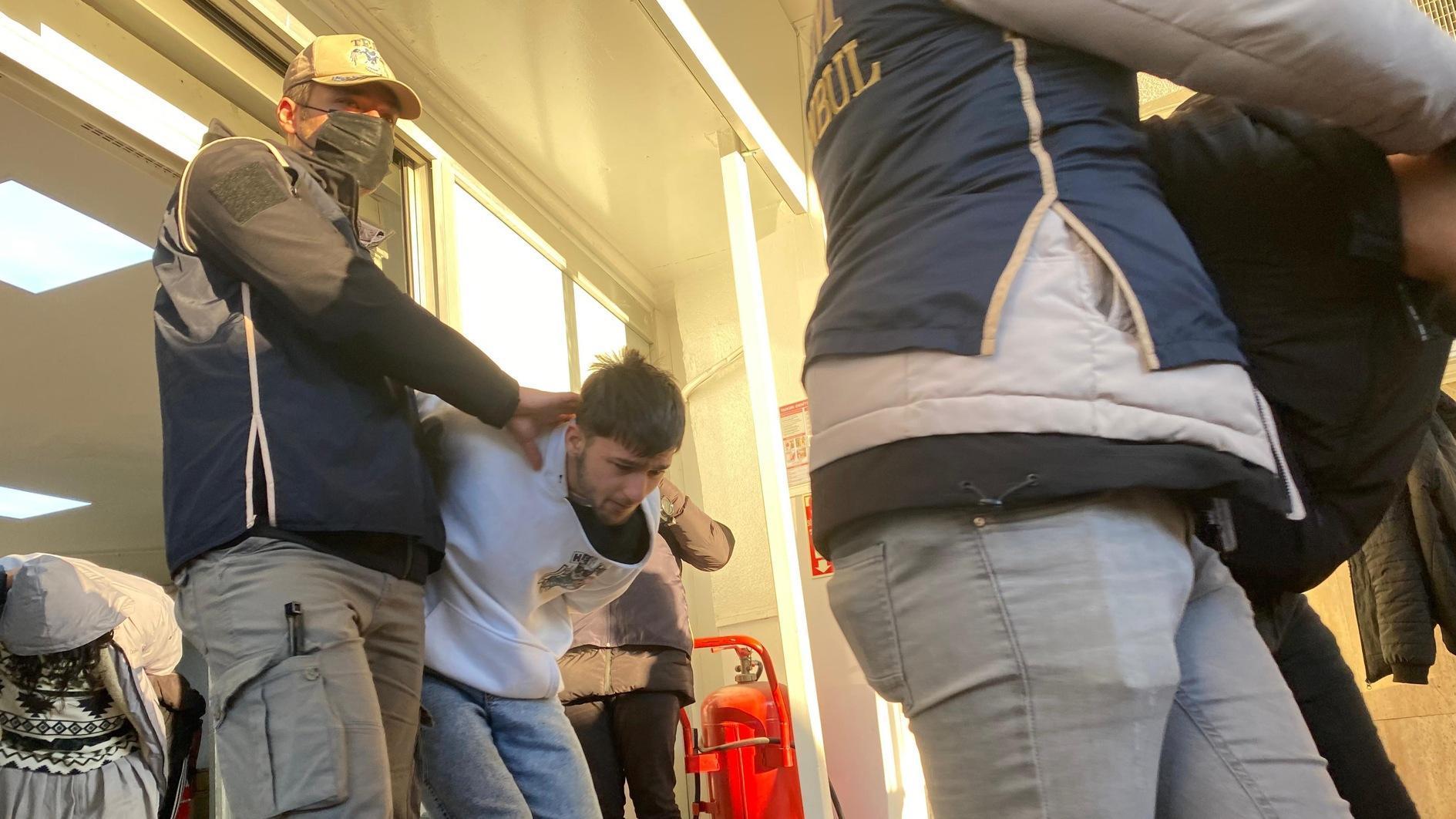 De politie arresteert 15 verdachten die spioneren voor Israël