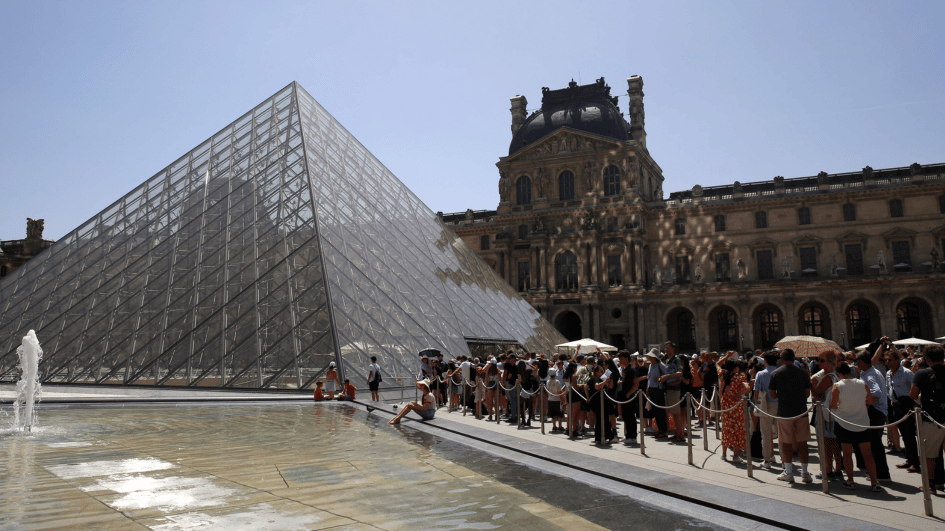De prijzen in het Louvre in Parijs stijgen met bijna 30 procent