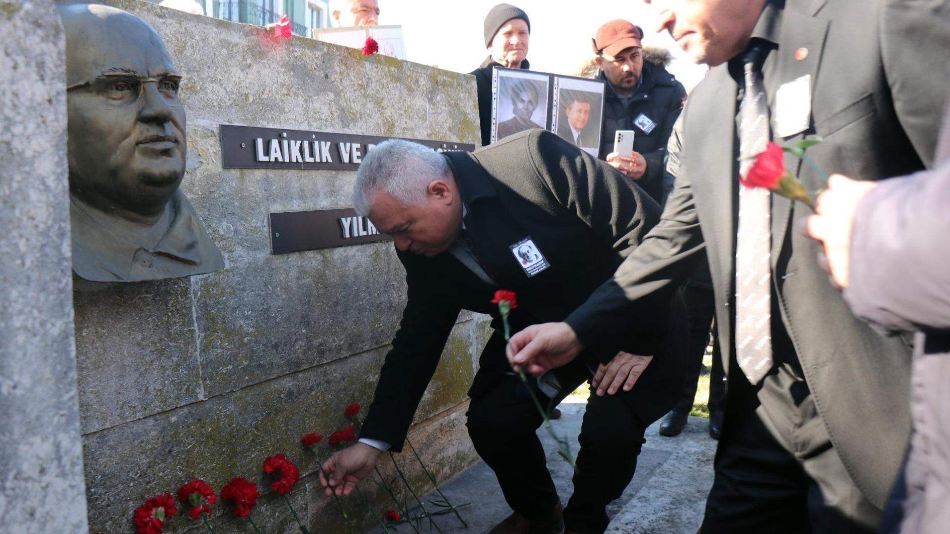 De vermoorde journalist Uğur Mumcu wordt herdacht op de 31e sterfdag