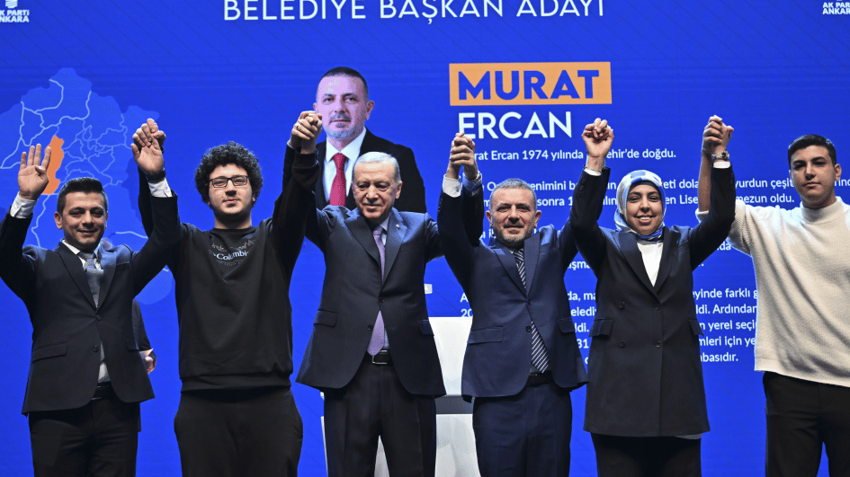 Erdoğan introduceert AKP-burgemeesterskandidaten voor de districten van Ankara