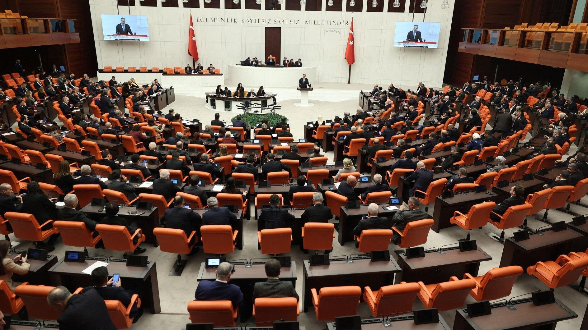 Het Parlement verlengt de marinemissie in de Golf van Aden, Arabische Zee