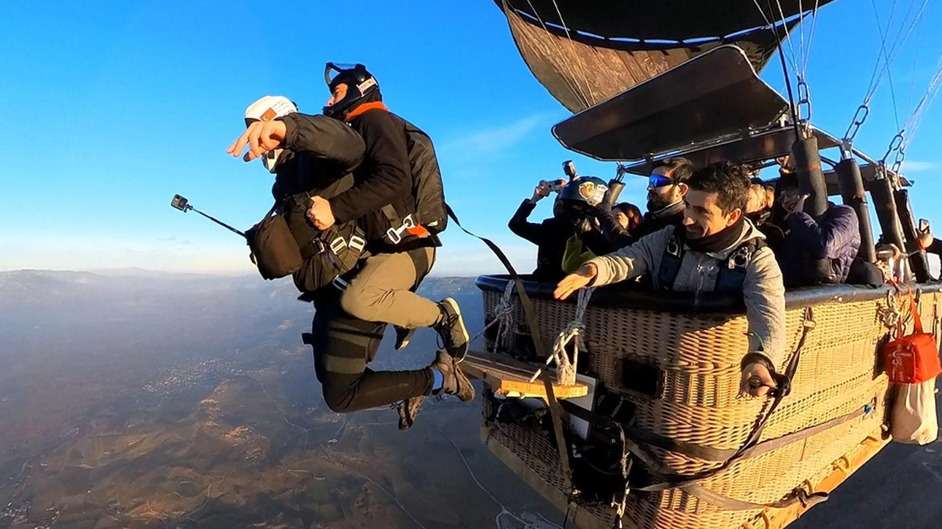 Parachutisten springen uit heteluchtballonnen in toeristische hotspot